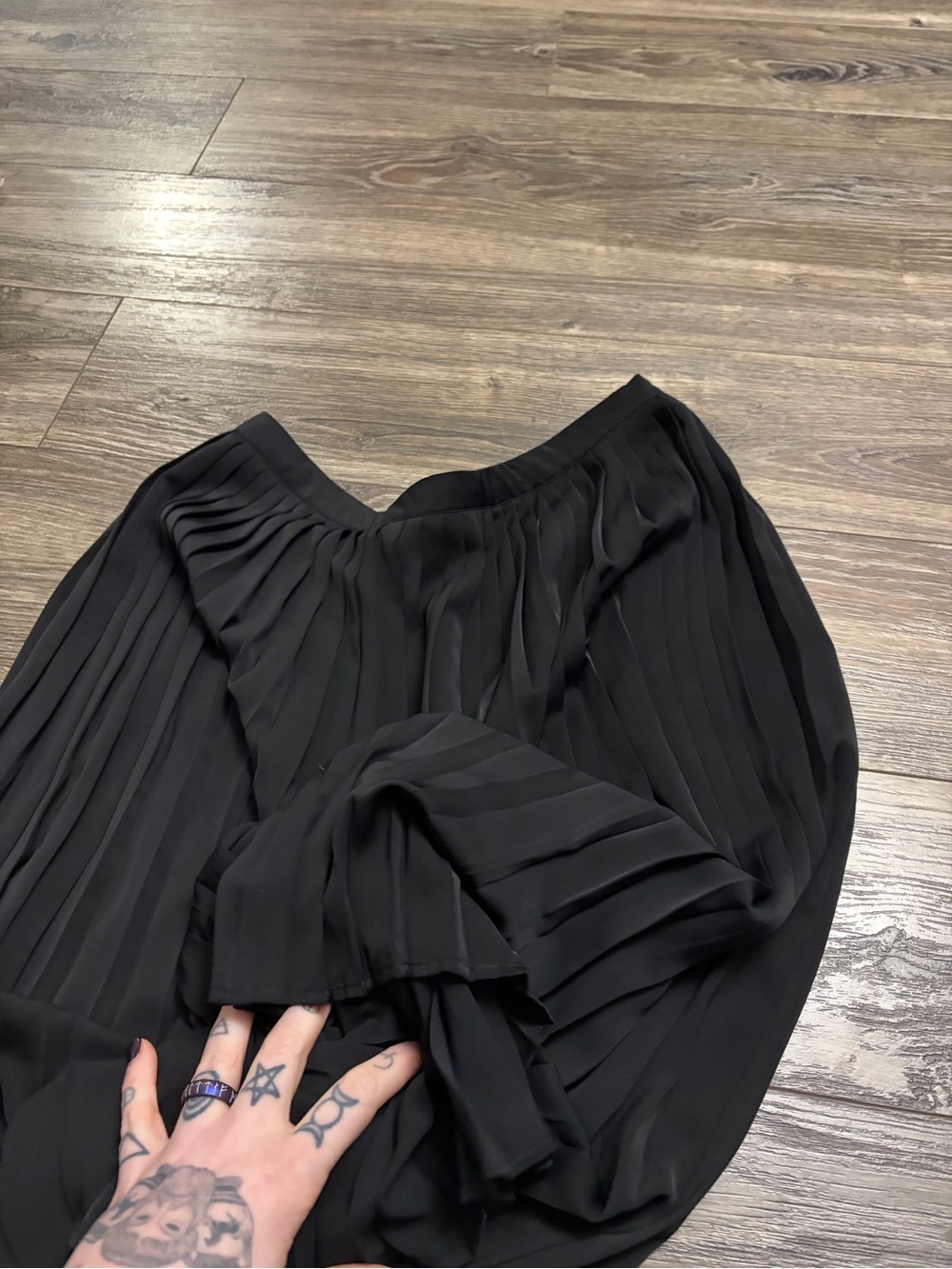 Abercrombie & Fitch Satin Pleated Classic Midi Skirt (Black) Size Large - Picture 4 of 9